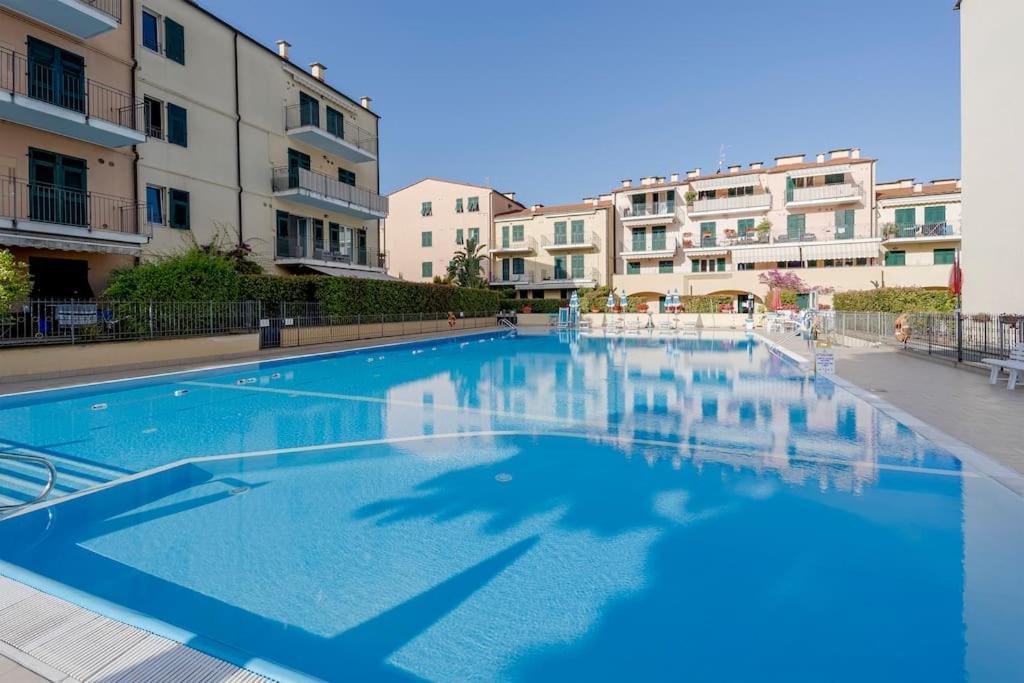 Appartement Fronte Mare-Piscina- Pista Ciclabile à Imperia Extérieur photo